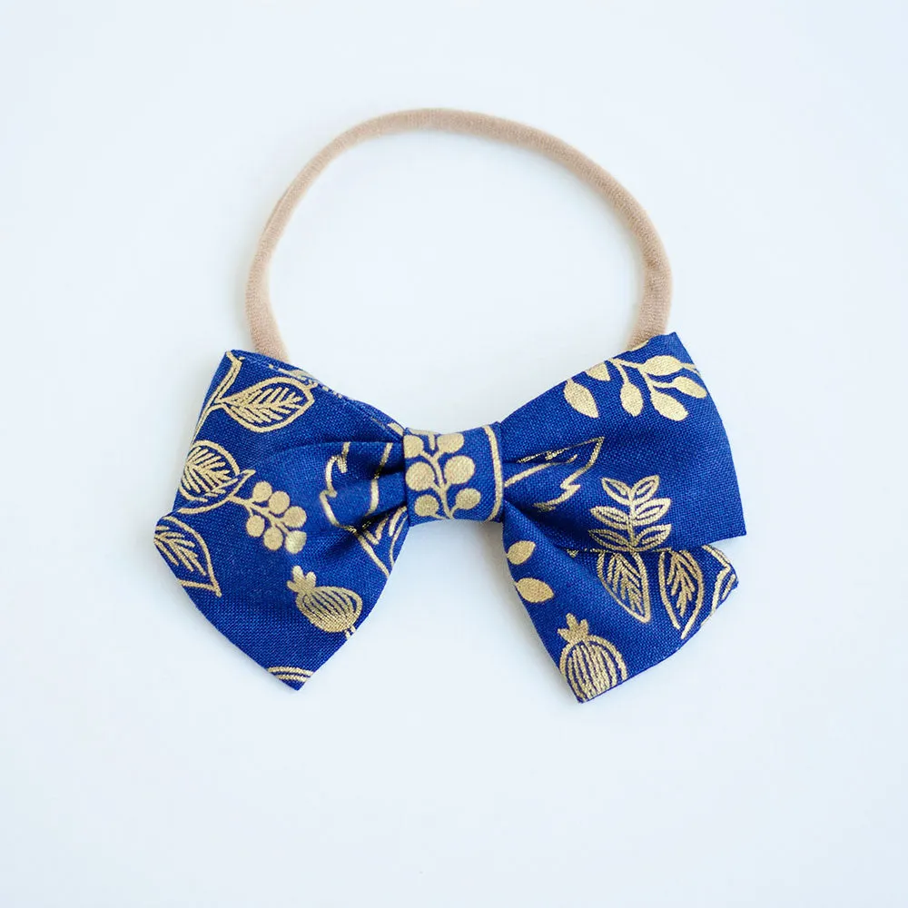 Men's Pre-Tied Bow Tie / Queen Anne In Navy And Metallic Gold